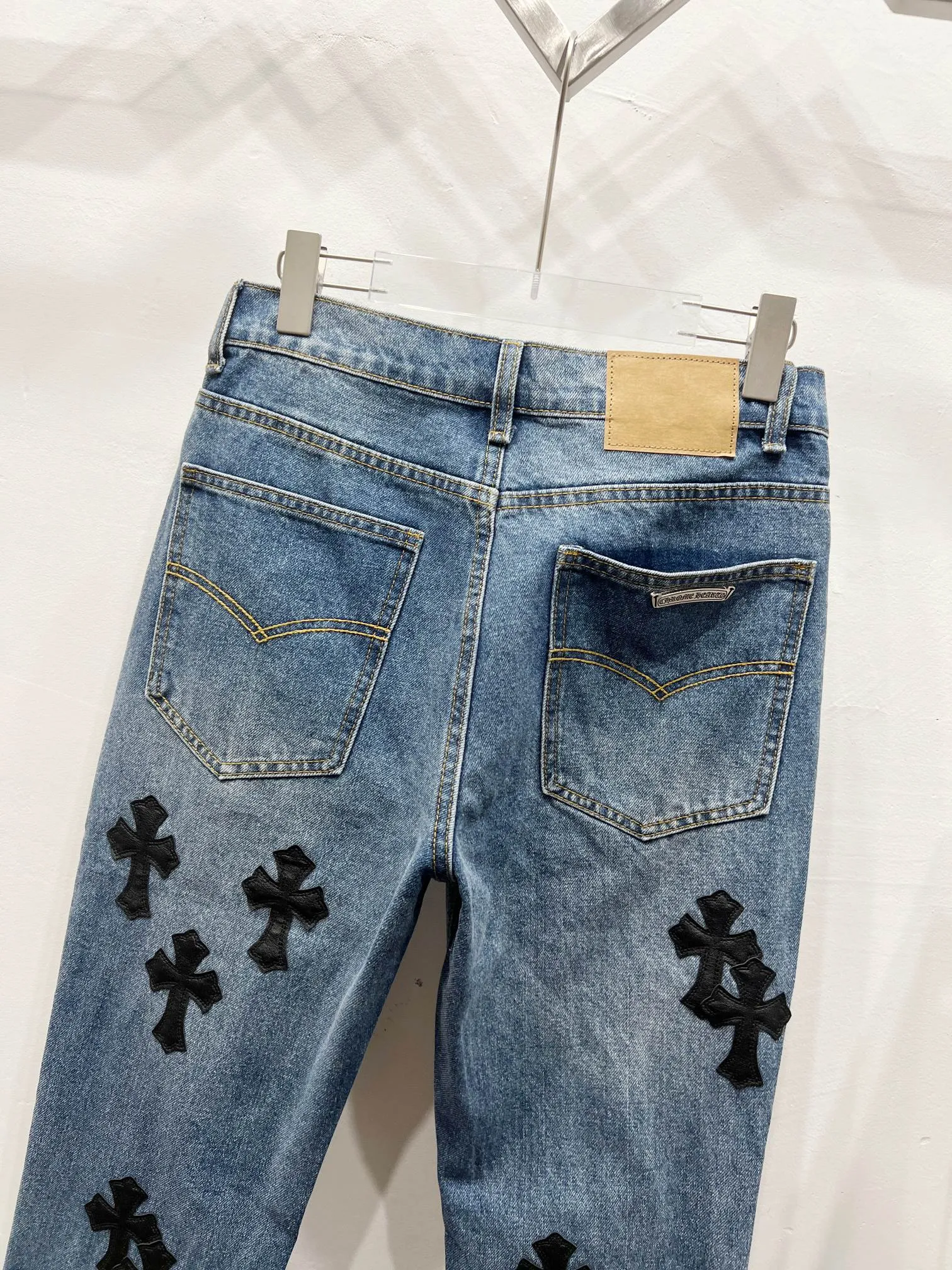 P260 Style No.: (c027) Chrome Hearts & Chrome Hearts Blue Bull Starry Sky Patchwork Leather Cross Jeans - Using starry sky theme patchwork leather elements, mostly presented in the shape of a cross. There is glitter on the surface of the leather, which is dazzling under the light. The unique design has simple and elegant details, exquisite workmanship, the entire trousers are neatly routed, and the details are in place! It’s so cool that both men and women can easily control the genderless trend!  Color: blue Size: S-M-L-XL-XXL